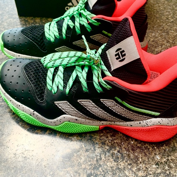 Size 9 Basketball shoe - Picture 3 of 7